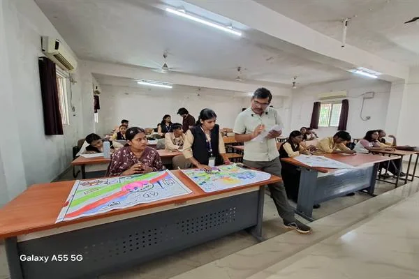 महाविद्यालय के कक्ष में मेजों पर चित्र बनाते विद्यार्थी और उनकी रचनाएं देखते शिक्षक