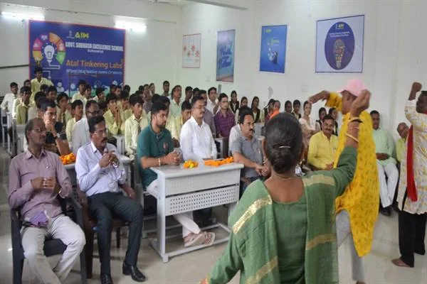 विद्यालय के सभागार में बैठे विद्यार्थियों और अतिथियों के सामने नुक्कड़ नाटक प्रस्तुत करती कलाकार