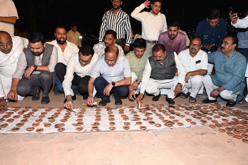 30 हजार दियों से जगमगाया झाली तालाब परिसर