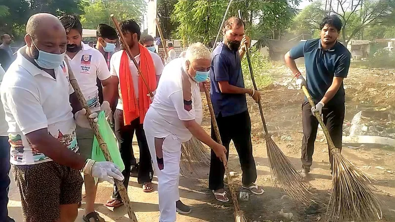 सेवा संकल्प अभियान के तहत सांसद, महापौर और जिला पंचायत सीईओ ने किया श्रमदान