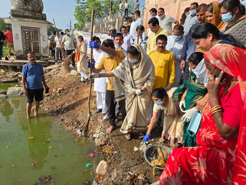 सीतासागर तालाब पर चला स्वच्छता अभियान, जनप्रतिनिधियों ने लिया साफ-सफाई का संकल्प